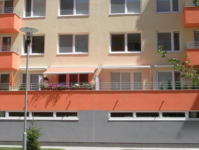 Oranžové markízy na paneláku