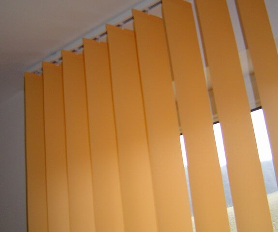 Vertikálne žalúzie v oranžovej farbe