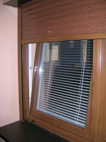 Horizontálne hliníkové žalúzie ak je okno pootvorené